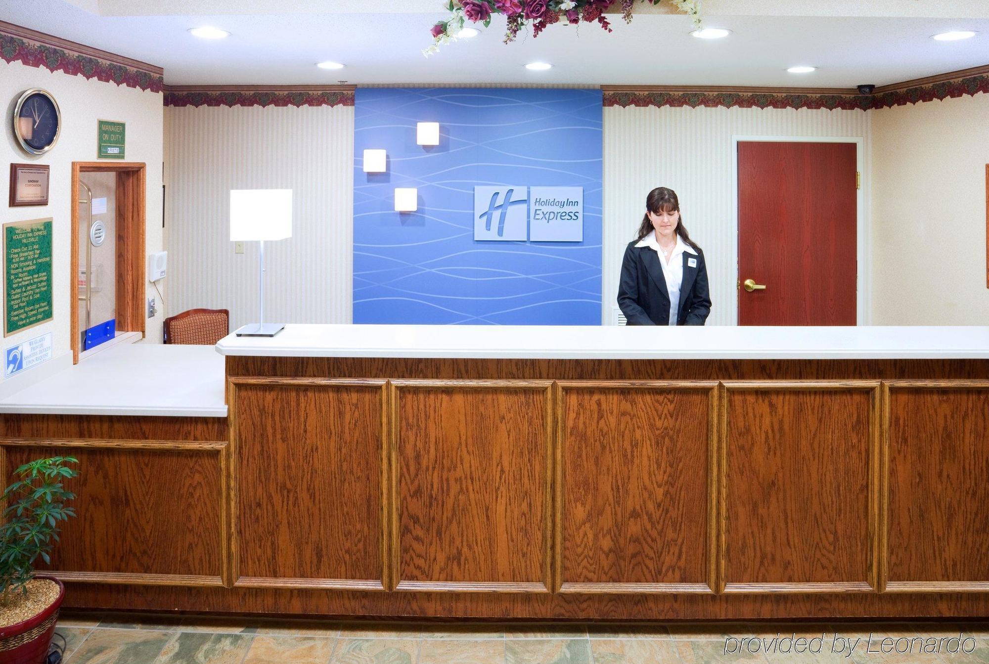 홀리데이 인 익스프레스 힐스빌 호텔 외부 사진